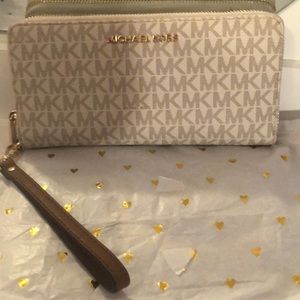 Michael Kors wristlet/wallet